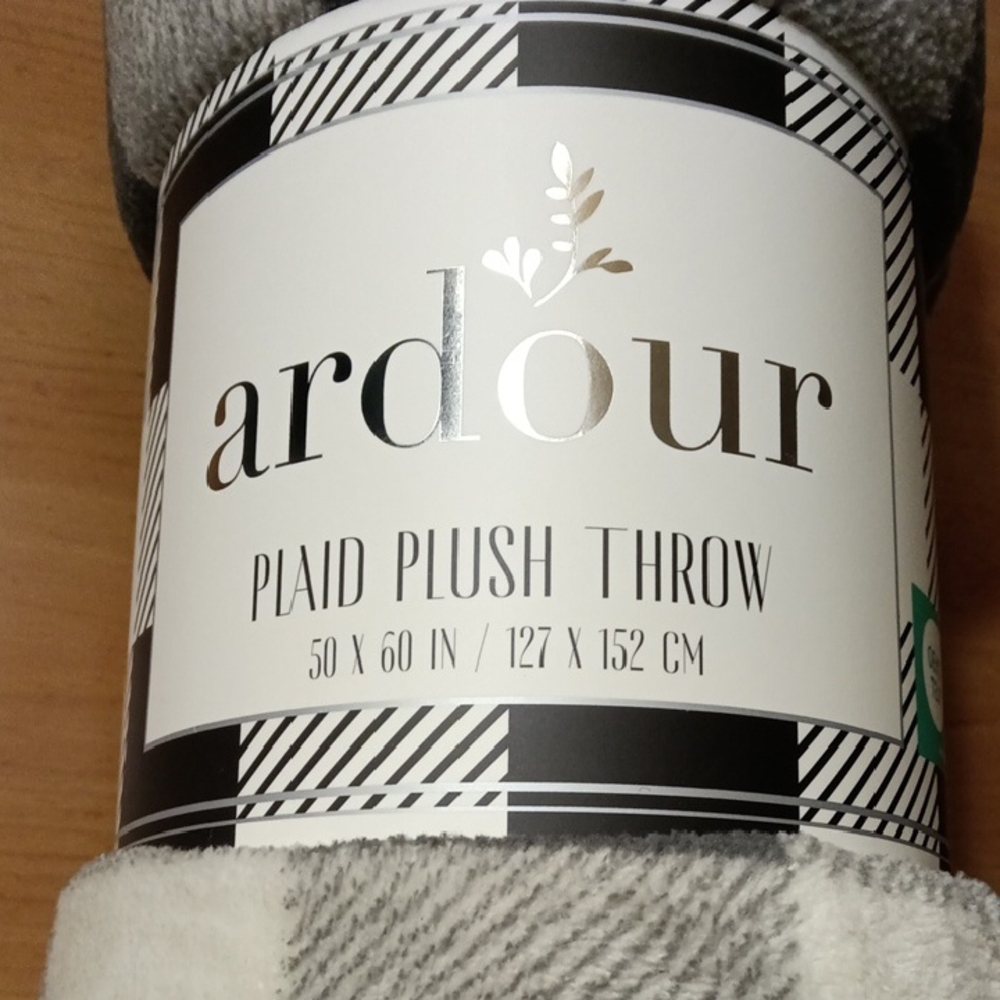 NWT Ardour, Plaid Plush Throw Blanket - Gray and White / 50" X 60" | FINAL SALE